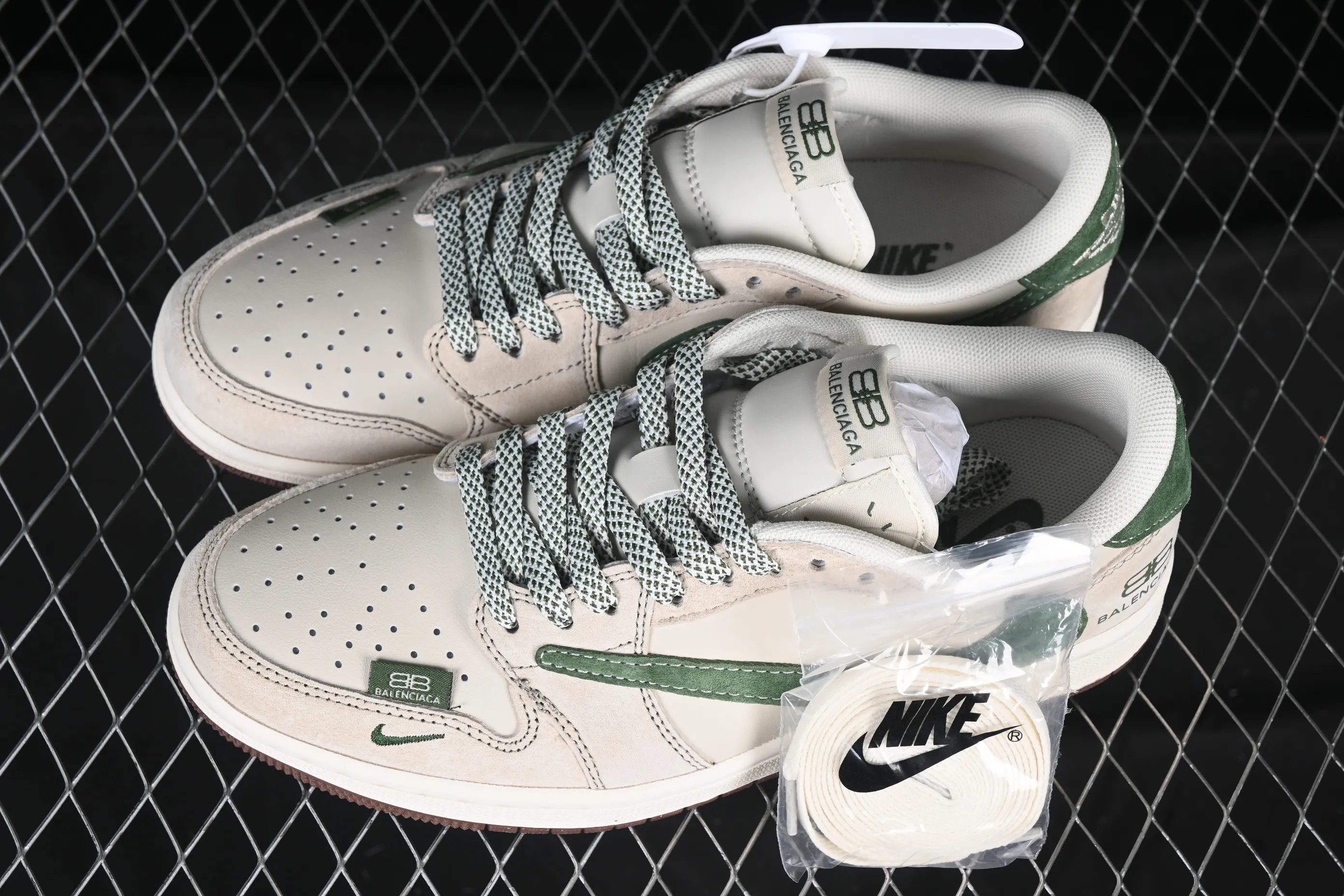 All categories Air Jordan Jordan series basketball shoes Air Jordan 1 Low High-end customized low-top sneakers Travis Scott x Fragment Design x Jordan Air Jordan 1 Low OG SP AJ1 Joe 1 Balenciaga joint suede green hook low-top cultural casual sneakers XS3086-015